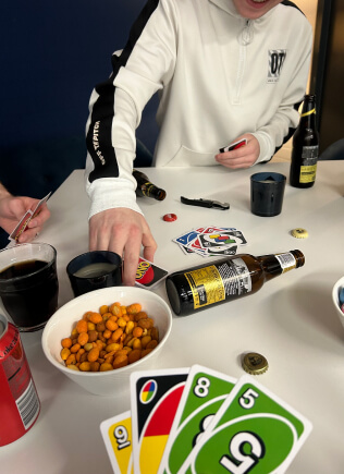 Gezellige borrel op kantoor bij Trienekens Online met collega’s